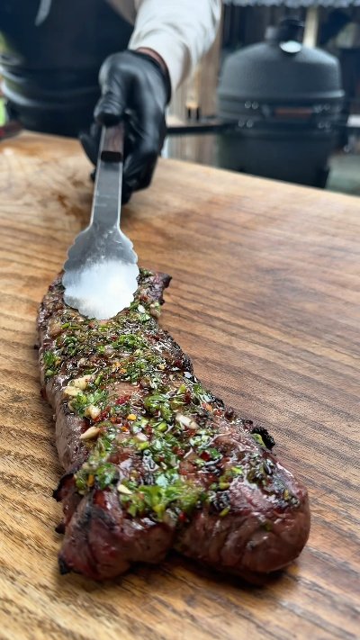 Steak with Classic Chimichurri Sauce!! Hard sear. Clean fire. Pure flavor. Bife de tira grilled on cast iron over the kamado. Both sides branded hard for deep grill marks, cooked to 52°C core, rested properly, sliced clean. Finished with a fresh, sharp chimichurri right before serving. INGREDIENTS 🥩 Meat • Bife de tira 🌿 Chimichurri • Fresh parsley • Shallot • Garlic • Chili flakes • Oregano • Lemon zest • Lemon juice • Red wine vinegar • Olive oil • Salt Straightforward cooking. No shortcuts. Let the fire do the work. Van ’t Spit bij Smidt – Private Barbecue