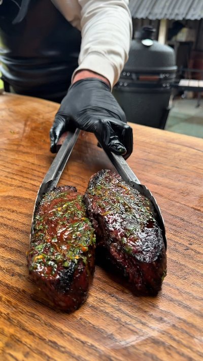 Steak With Citrus Chimichurri Sauce!! Whole picanha on the kamado. First a hard sear on blazing hot cast iron, building that deep crust and locking in the juices. Then rested, sliced into thick steaks and finished hot over fire for that perfect balance between char and tenderness. Finished with a citrus chimichurri Mint, parsley and coriander, layered with orange, lemon and lime. Fresh, vibrant and lightly smoked. Bright acidity cutting straight through the richness of the beef. Van ’t Spit bij Smidt – Private Barbecue